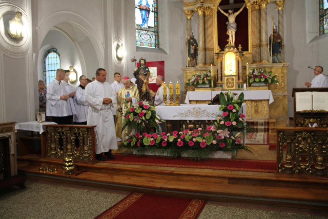MSZA ŚW ODUSTOWA KU CZCI ŚW ROCHA ODPRAWIŁ KS. BISKUP ZDZISŁAW FORTUNIAK W 40 ROCZNICĘ SAKRY BISKUPIEJ