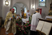  MSZA ŚW ODUSTOWA KU CZCI ŚW ROCHA ODPRAWIŁ KS. BISKUP ZDZISŁAW FORTUNIAK W 40 ROCZNICĘ SAKRY BISKUPIEJ 