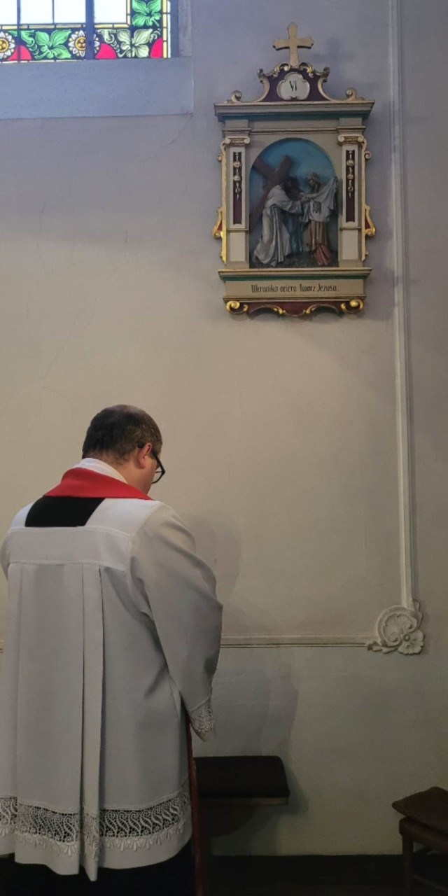 Droga Krzyżowa prowadzona przez młodzież