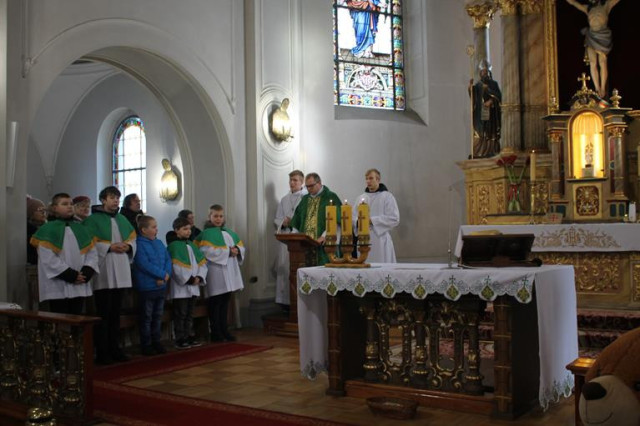 POŚWIĘCENIE ŚWIEC DZIECIOM PIERWSZOKOMUNIJNYM