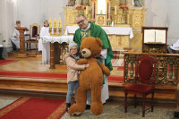  POŚWIĘCENIE ŚWIEC DZIECIOM PIERWSZOKOMUNIJNYM 