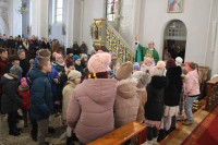  POŚWIĘCENIE ŚWIEC DZIECIOM PIERWSZOKOMUNIJNYM 