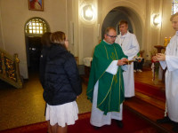  POŚWIĘCENIE KSIĄŻECZEK I RÓŻAŃCY DZIECIOM PIERWSZOKOMUNIJNYM 