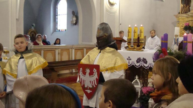 POŚWIĘCENIE MEDALIKÓW DZIECIOM PIERWSZOKOMUNIJNYM