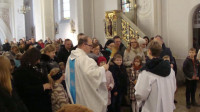  POŚWIĘCENIE MEDALIKÓW DZIECIOM PIERWSZOKOMUNIJNYM 