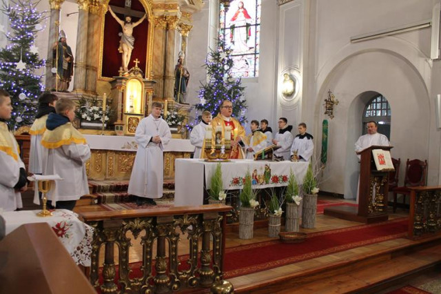 OFIAROWANIE PAŃSKIE-POŚWIĘCENIE ŚWIEC DZIECIOM PIERWSZOKOMUNIJNYM